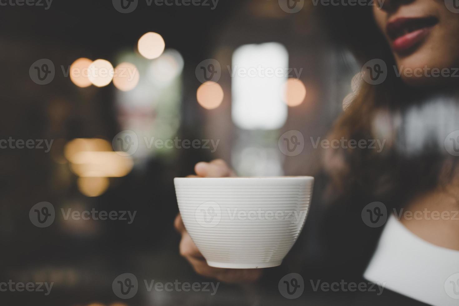 junge Frau, die Kaffee im Café trinkt foto