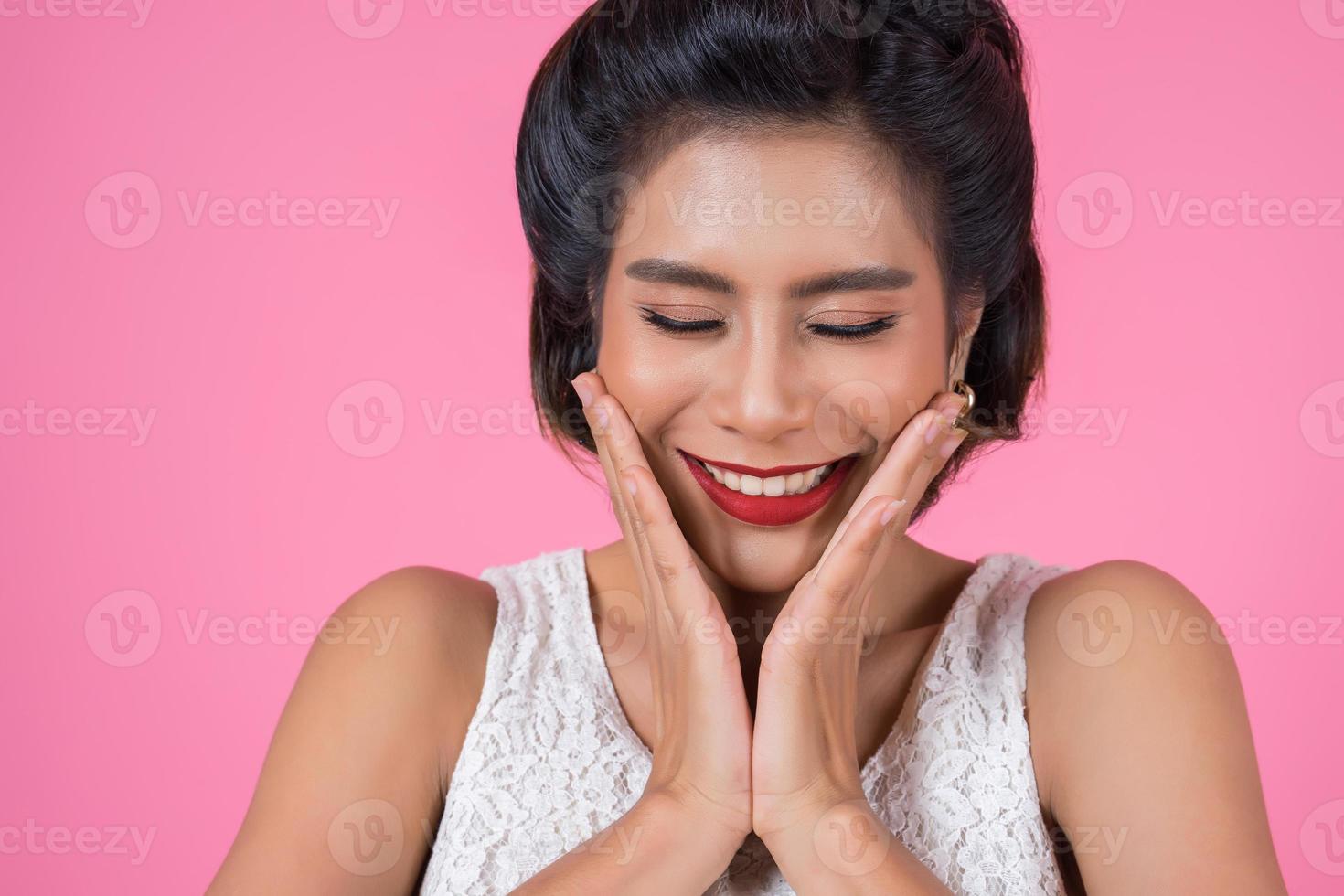 Emotion einer schönen Frau aus einer großen Überraschung foto