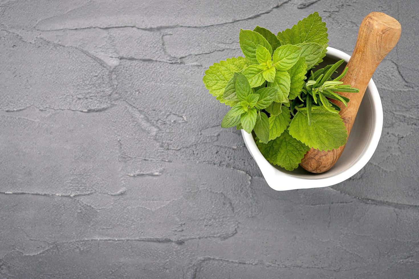 Draufsicht auf frische Pfefferminze in einem Mörser foto