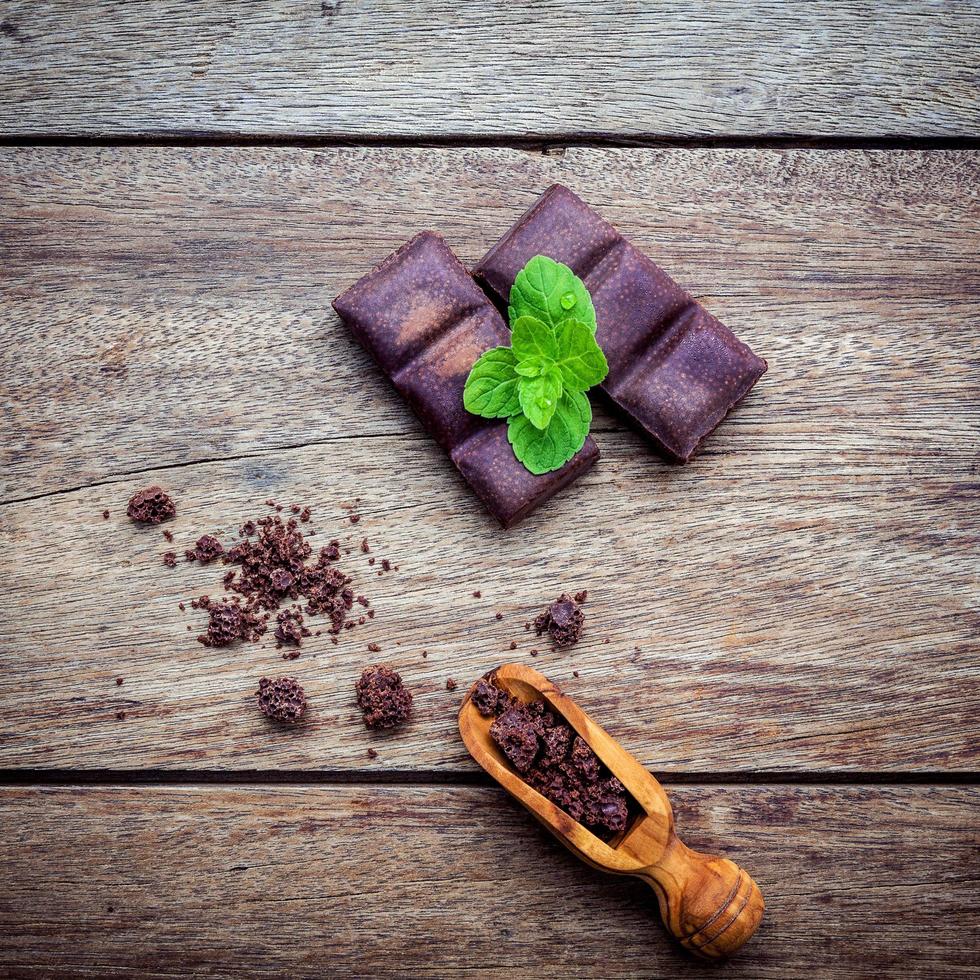 Schokolade auf einem dunklen schäbigen hölzernen Hintergrund foto