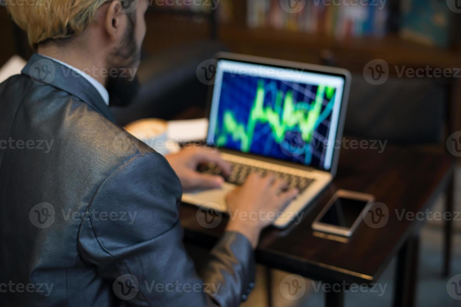 Hände des Geschäftsmannes, die auf Laptop-Tastatur am Arbeitsplatz tippen foto