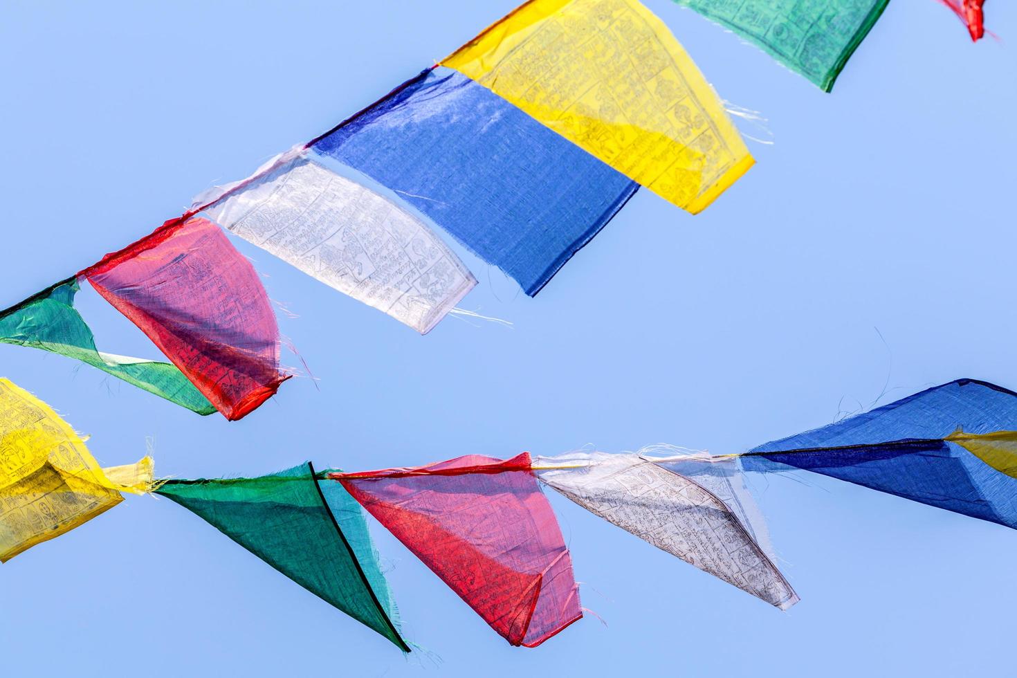 buddhistische Gebetsfahnen in einem blauen Himmel foto