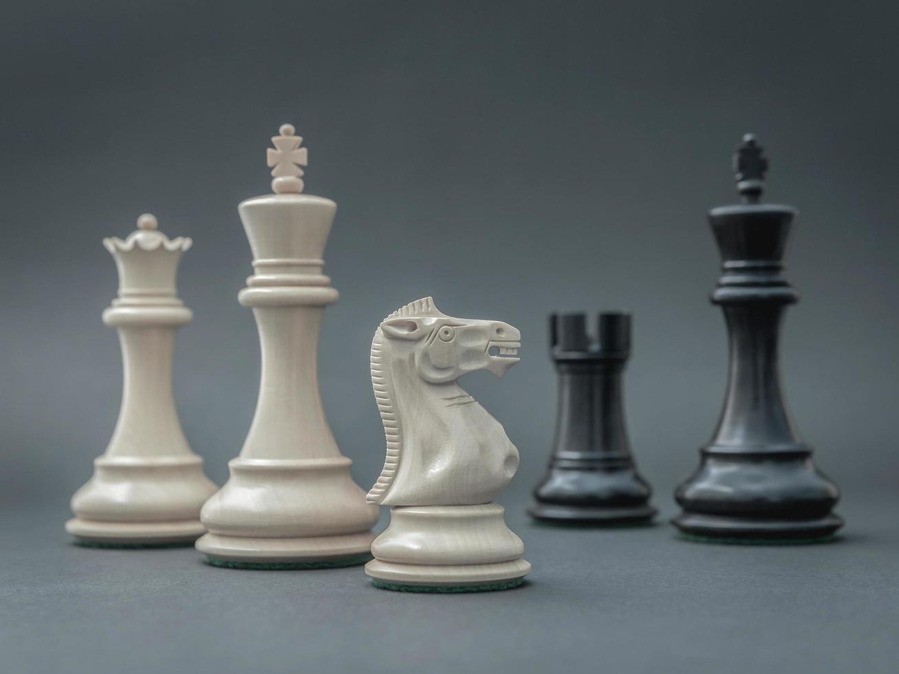 Schachfiguren auf grau foto