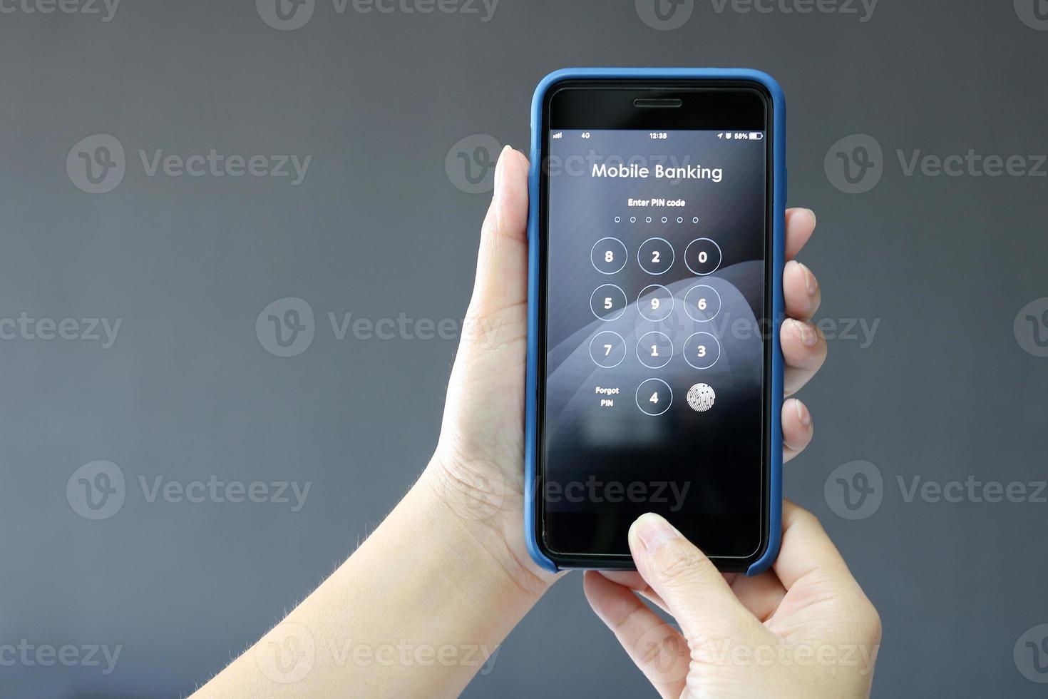 Hände halten Handy mit Zahlen Mobile Banking Text foto