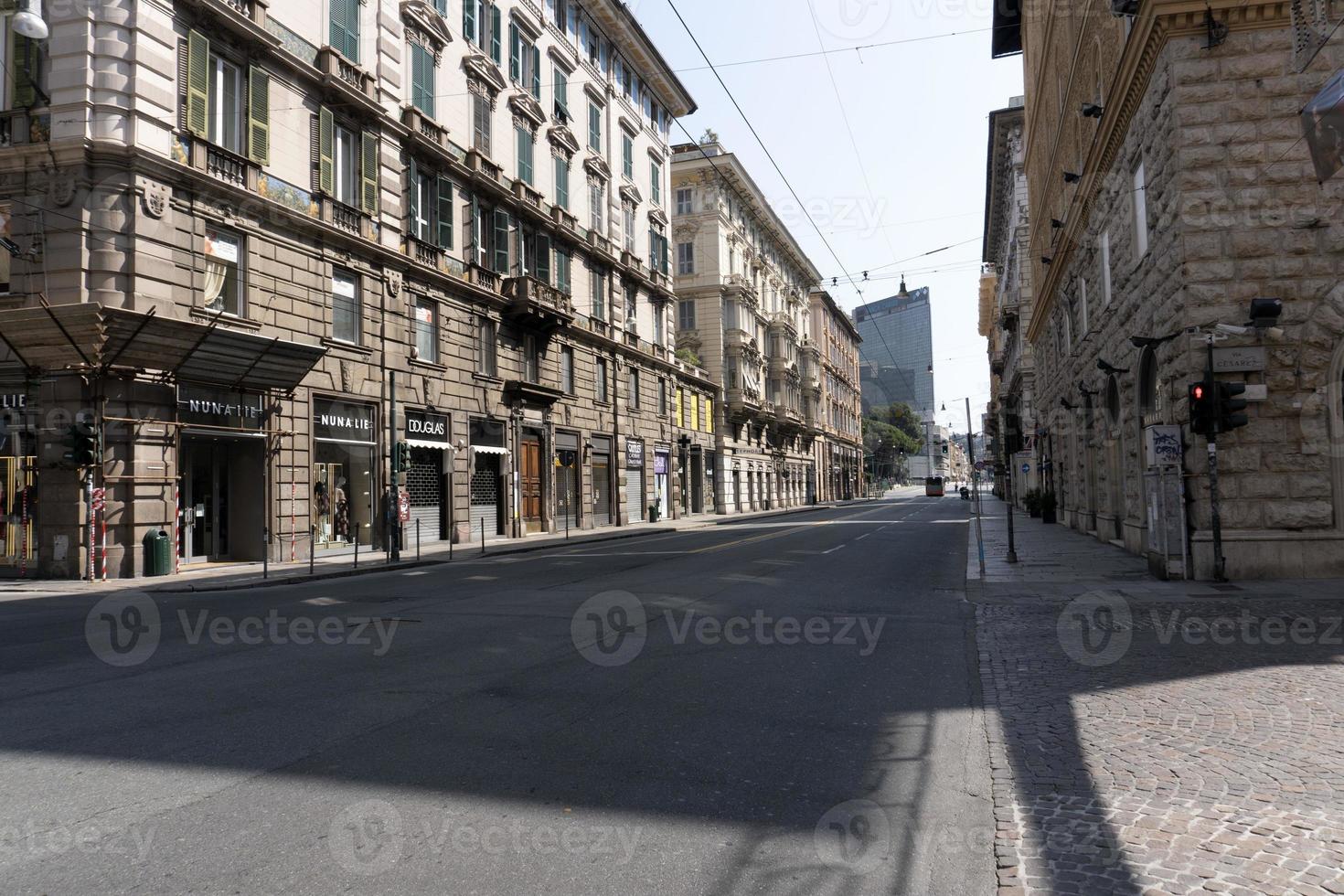 genua, italien - 5. april 2020 - die straßen der innenstadt sind aufgrund der covid-quarantäne des coronavirus wüste foto