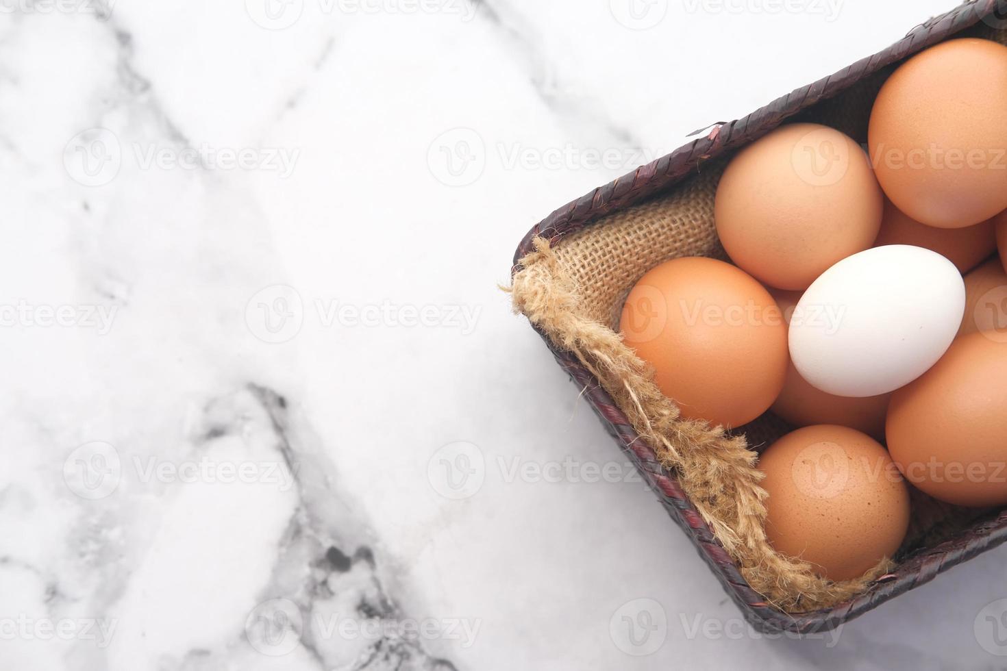 Nahaufnahme von Eiern in einem Korb foto