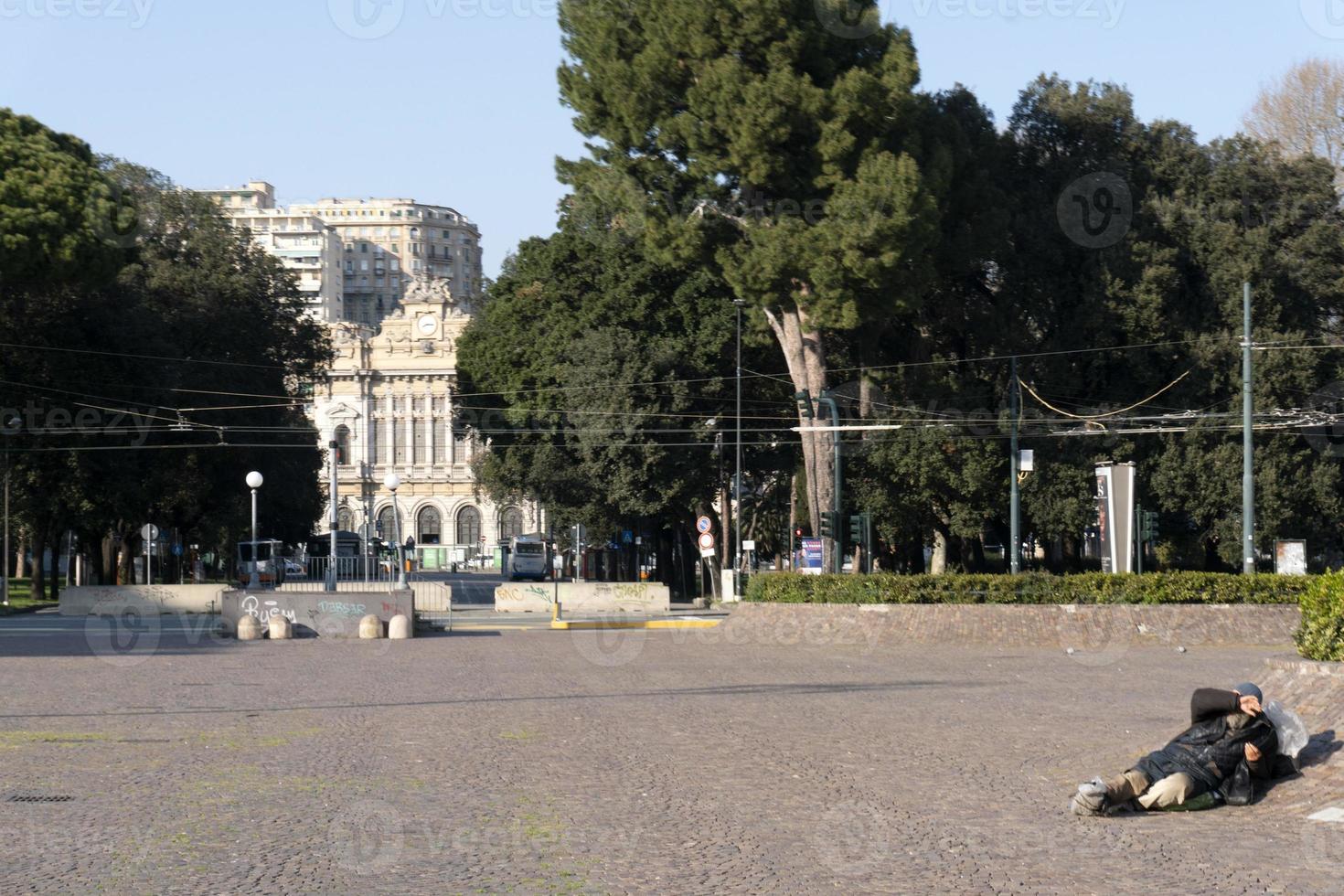 genua, italien - 5. april 2020 - die straßen der innenstadt sind aufgrund der covid-quarantäne des coronavirus wüste foto