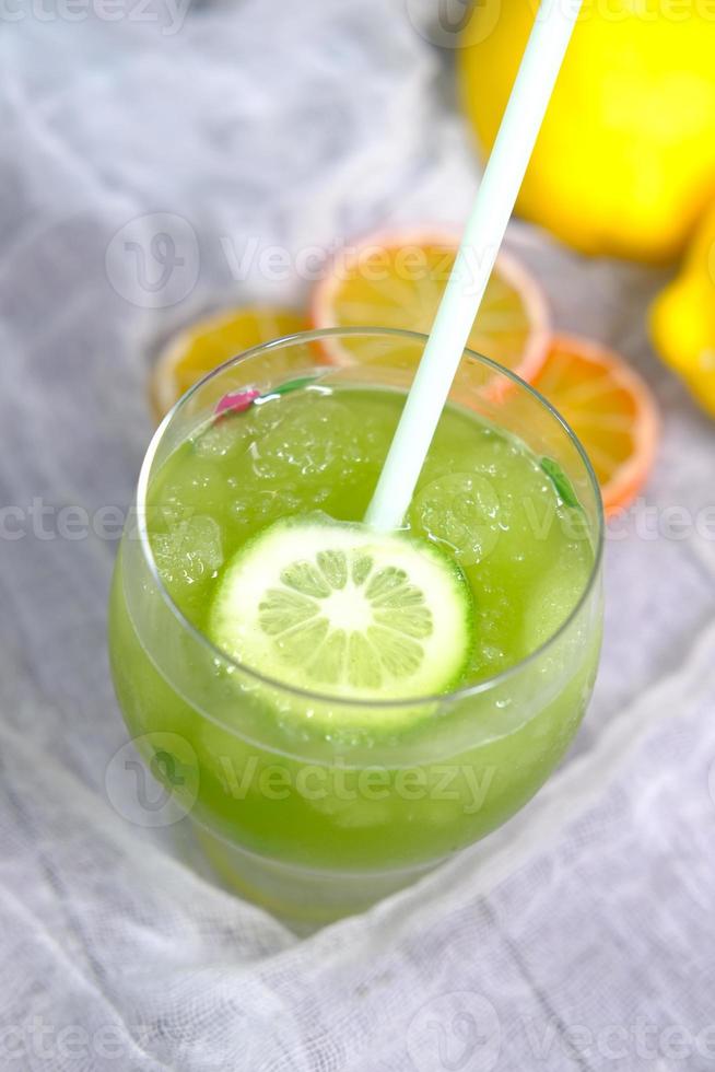 Draufsicht auf frischen Limettensaft auf dem Tisch foto