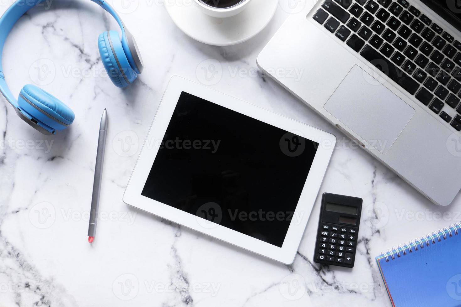 flache Zusammensetzung des digitalen Tabletts und des stationären Büros auf schwarzem Hintergrund foto