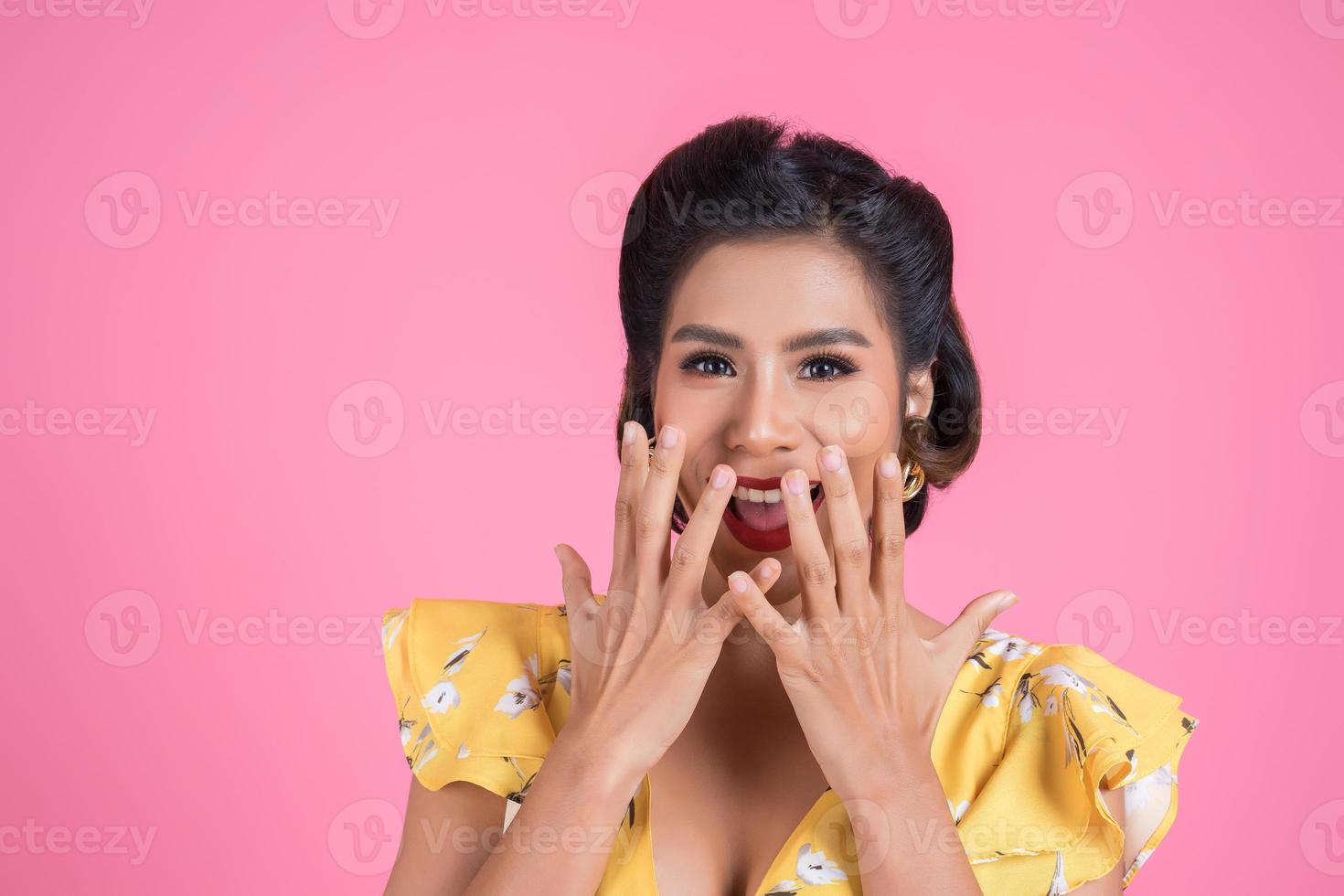 Emotion der schönen Frau zeigt eine große Überraschung foto