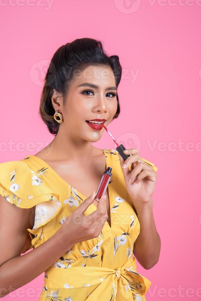 Mode Frau Hand hält Lippenpflege foto