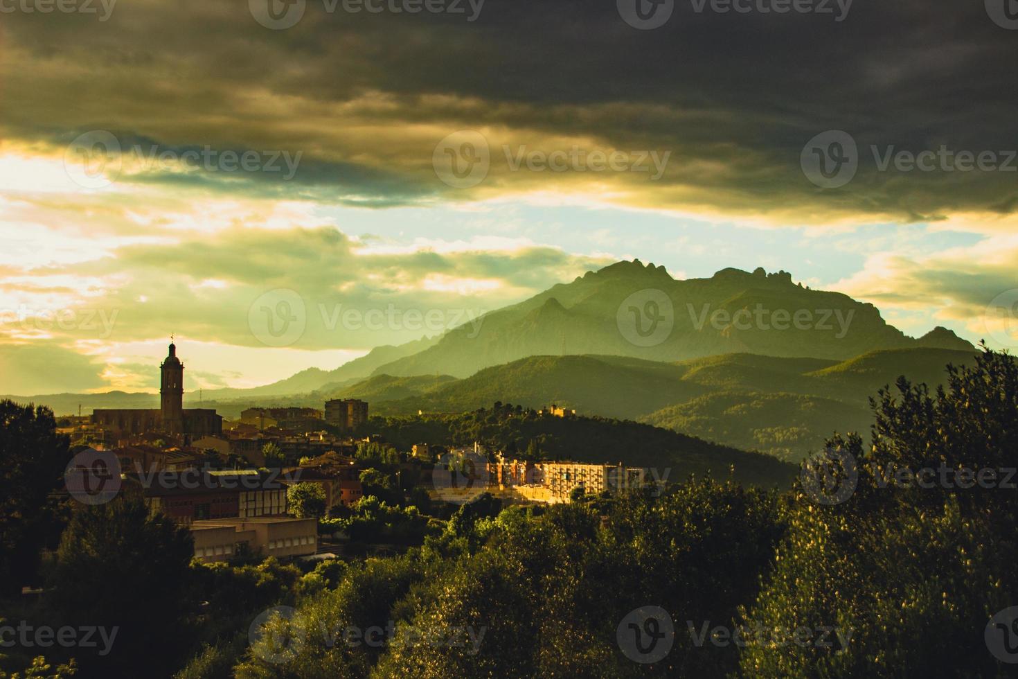 Stadt, Dorf beim Sonnenuntergang foto