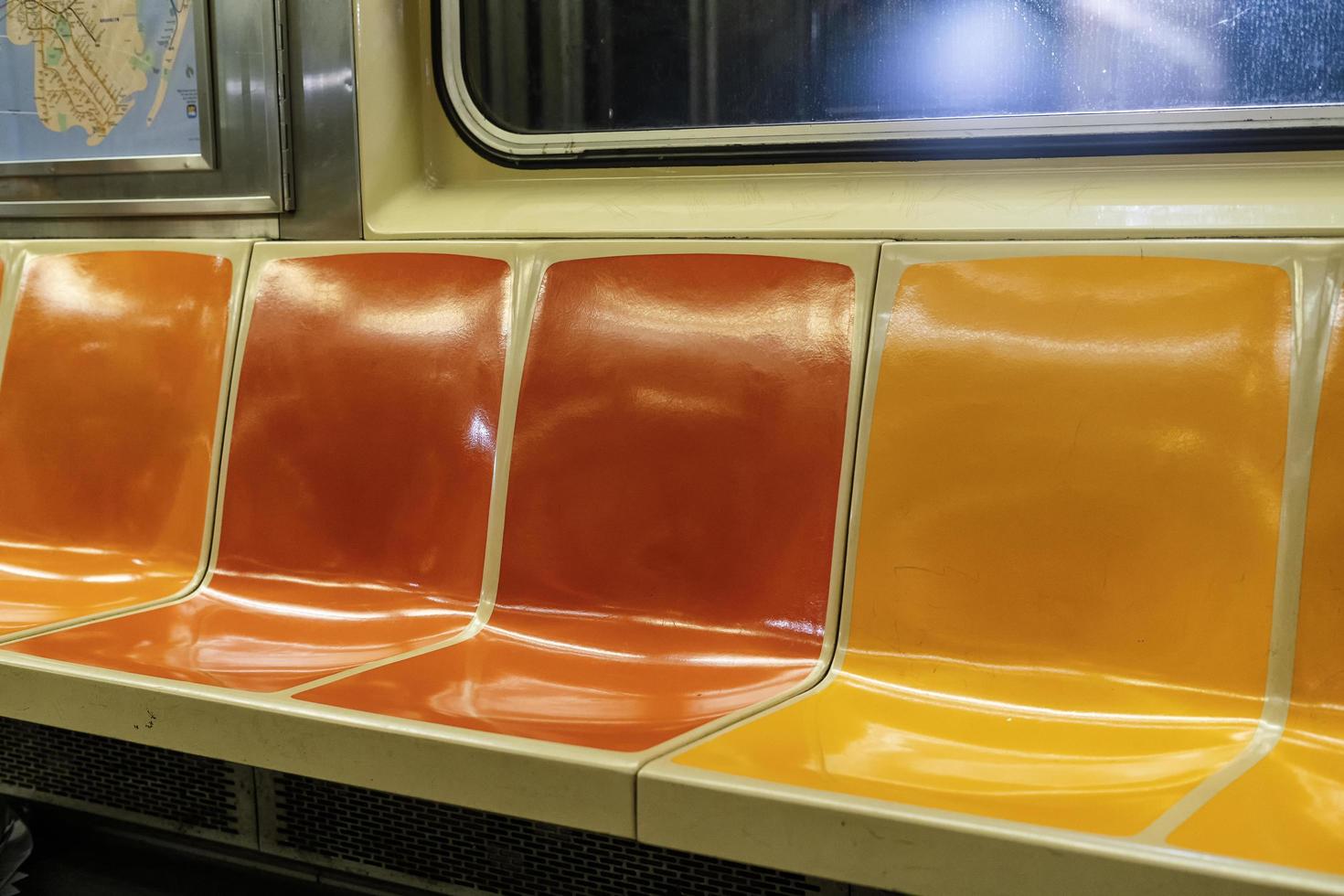 bunte Sitze in einem New Yorker U-Bahnwagen foto