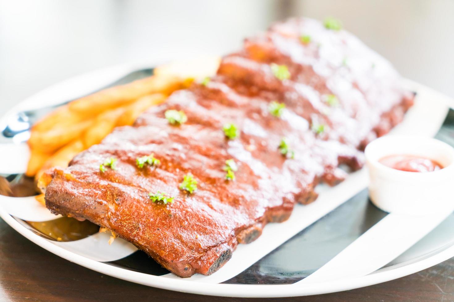 Gegrilltes Barbecue-Schweinefleisch mit süßer Sauce foto