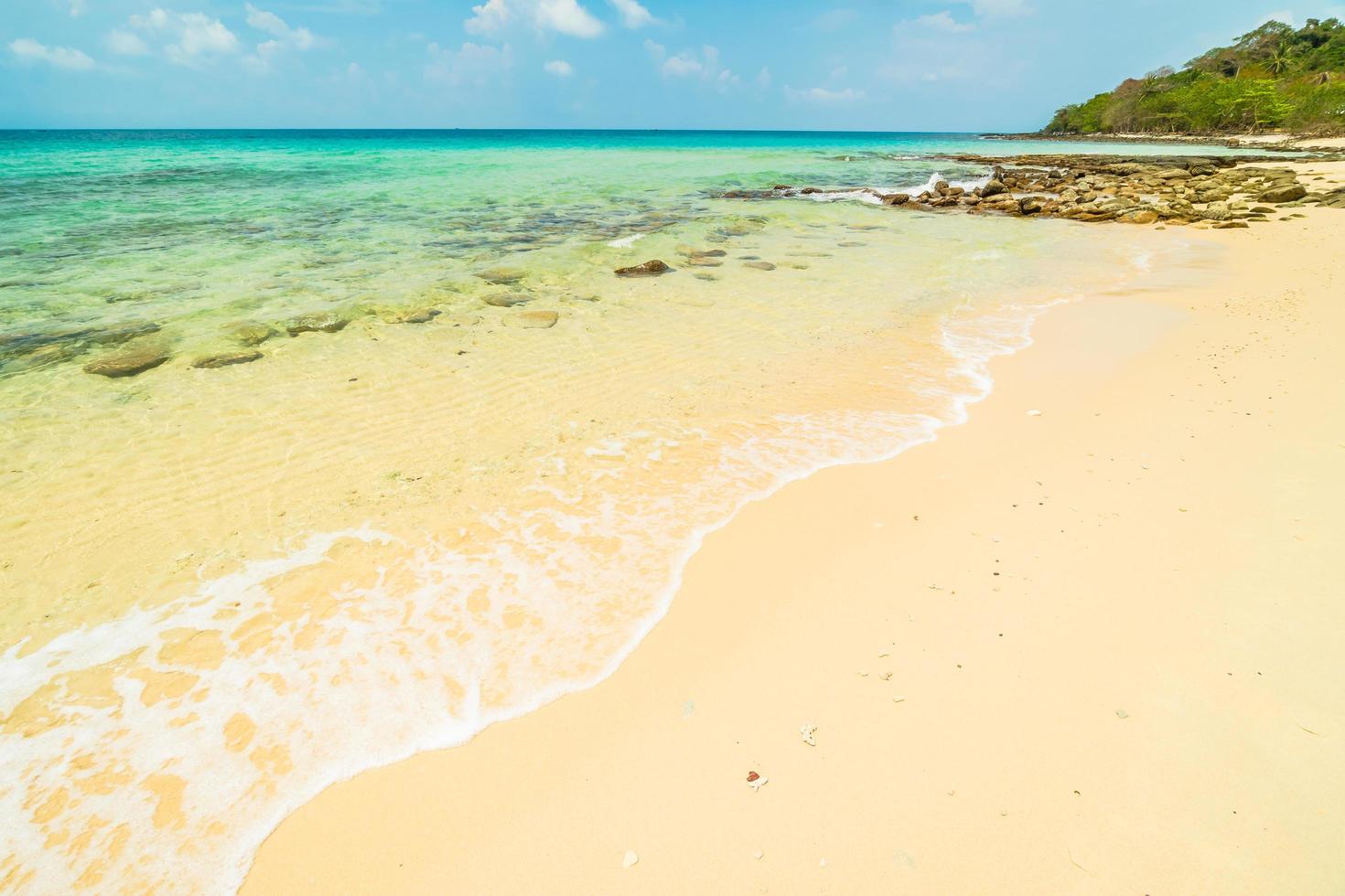 schöne Paradiesinsel mit leerem Strand foto