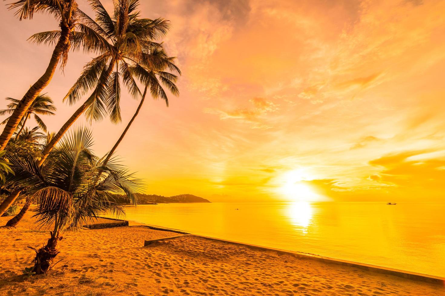 Sonnenuntergang am tropischen Strand foto