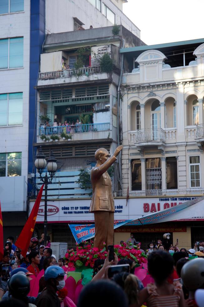 ho Chi minh Stadt, Vietnam, 2023, Mond Neu Jahr Feier - - das Drachen tanzen, schön bunt festlich Figur. tet Urlaub Hintergrund. Chinesisch Mond- Neu Jahre Tag, Frühling Festival. foto