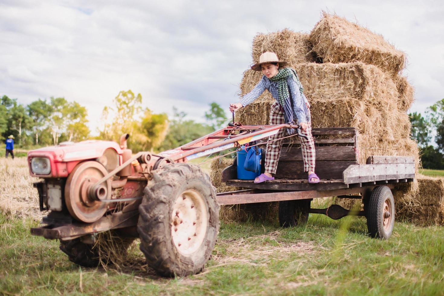 jung ziemlich Farmer Frau Fahren Traktor foto