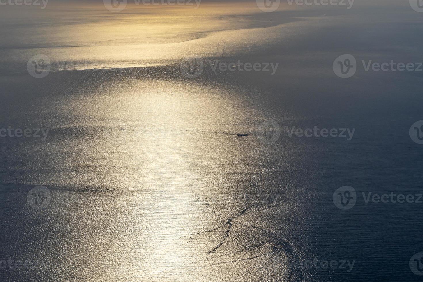 sonnenaufgang auf dem meer vom flugzeug foto