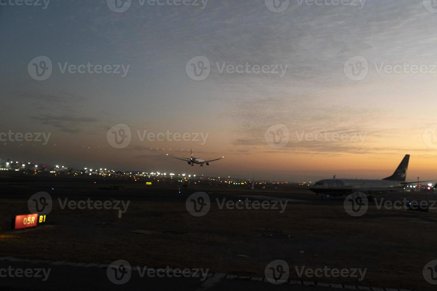 Mexiko Stadt Flughafen Operationen beim Sonnenaufgang foto