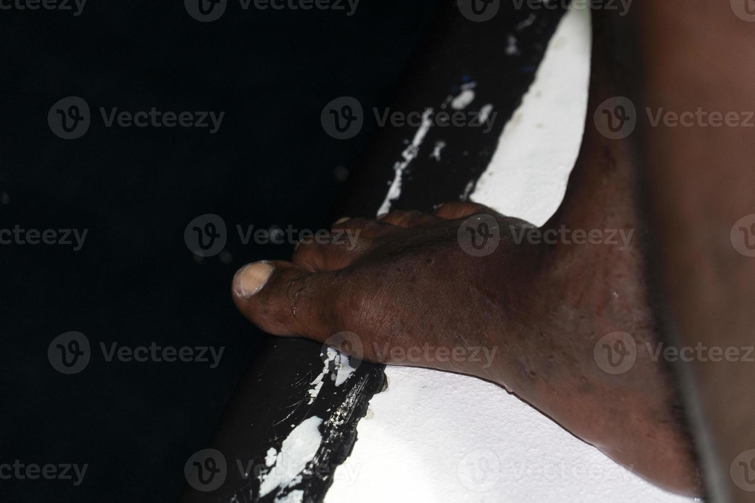 Fuß von schwarz Migrant Detail auf Boot foto