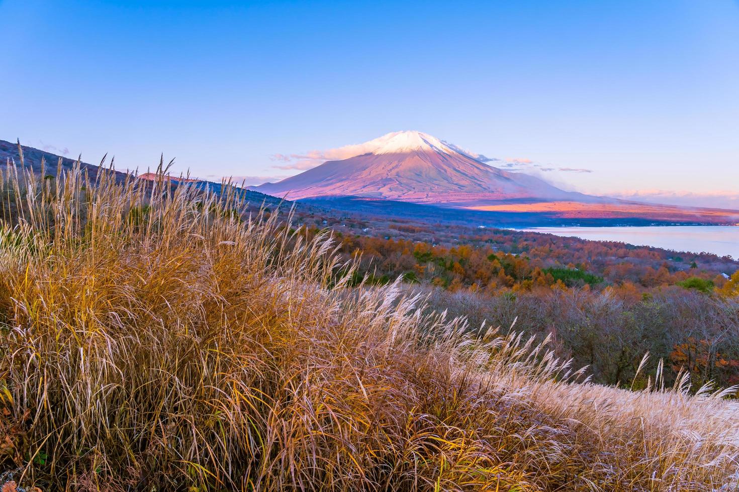 Fuji Berg bei Yamanakako oder Yamanaka See in Japan foto