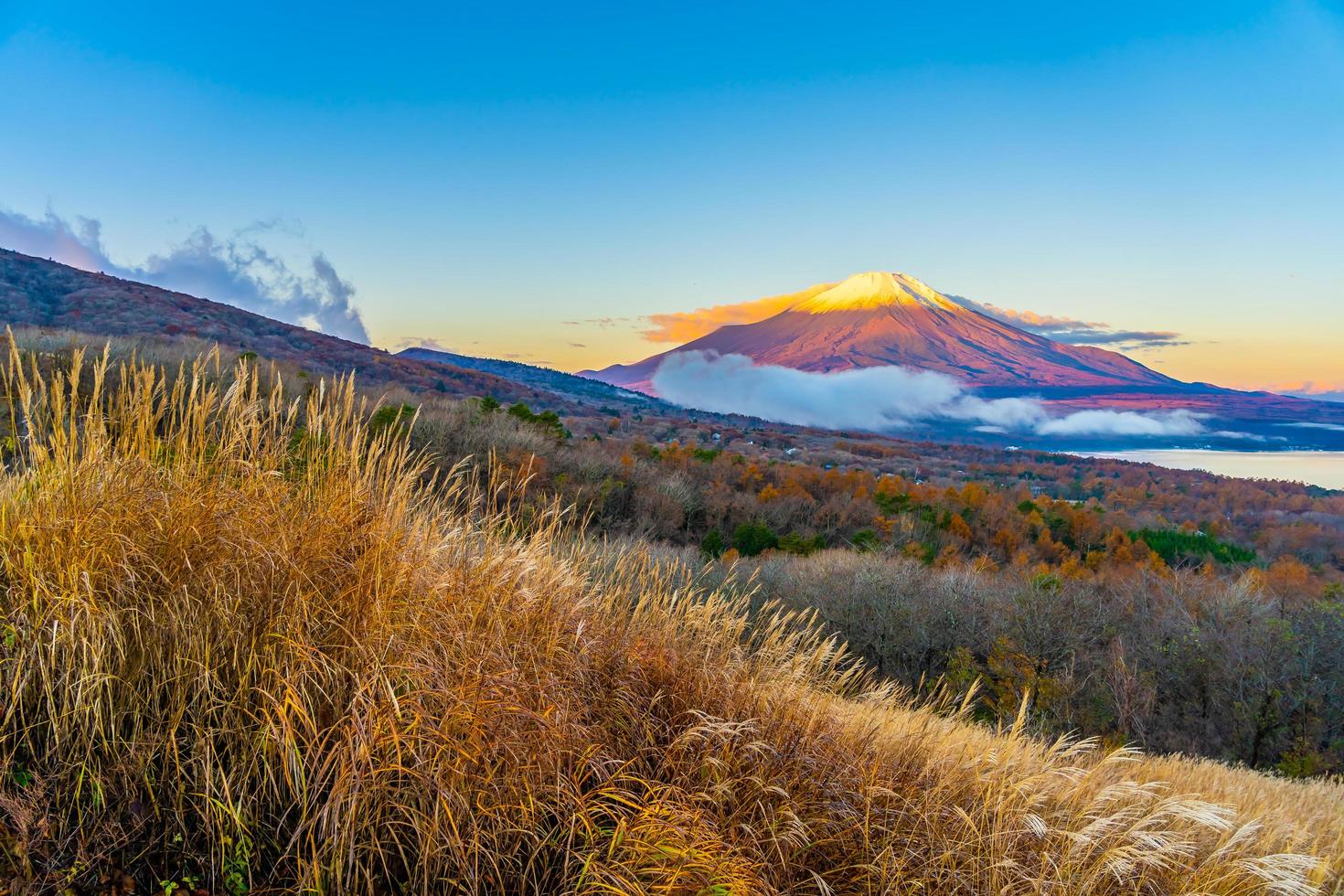 Fuji Berg bei Yamanakako oder Yamanaka See in Japan foto