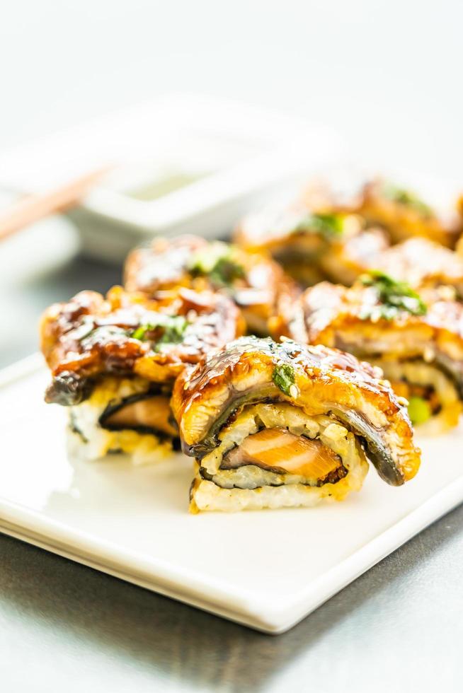 Gegrillte Aal- oder Unagi-Fisch-Sushi-Maki-Rolle foto