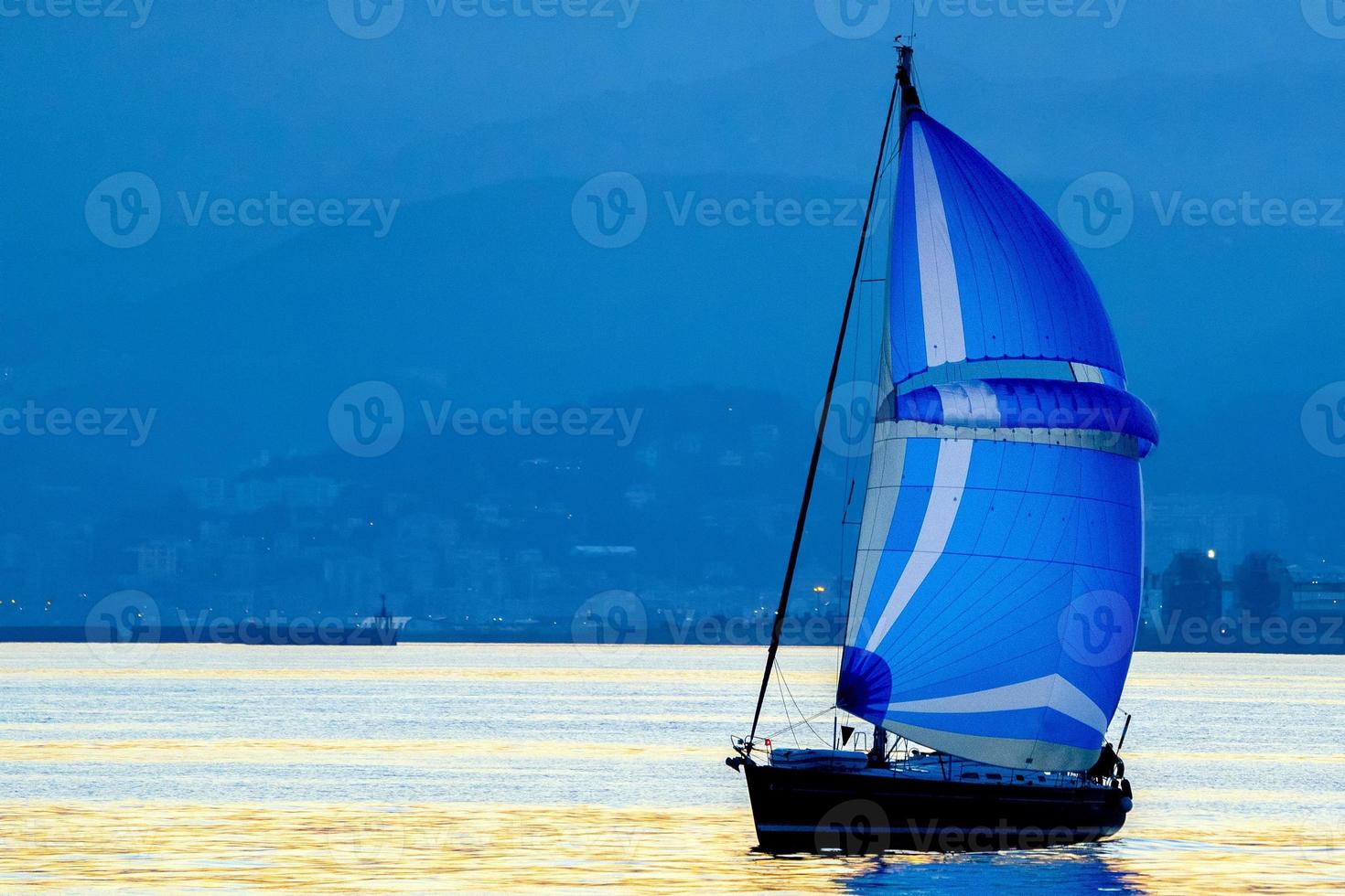 kleines segelboot bei sonnenuntergang foto