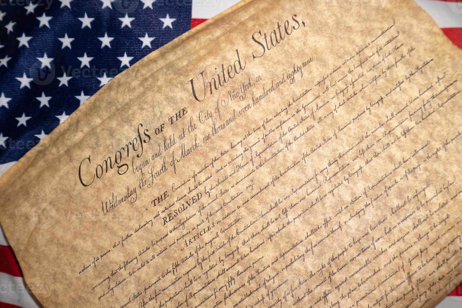 Bill of Rights Vereinigte Staaten Vintage-Dokument auf Hintergrund der US-Flagge foto