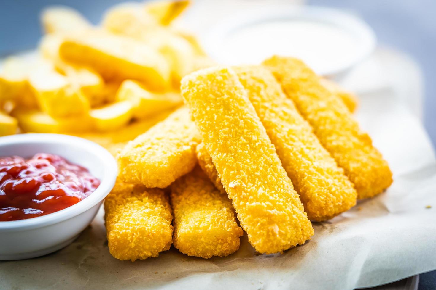 Fischstäbchen und Pommes Frites mit Tomatenketchup und Mayonnaise-Sauce foto