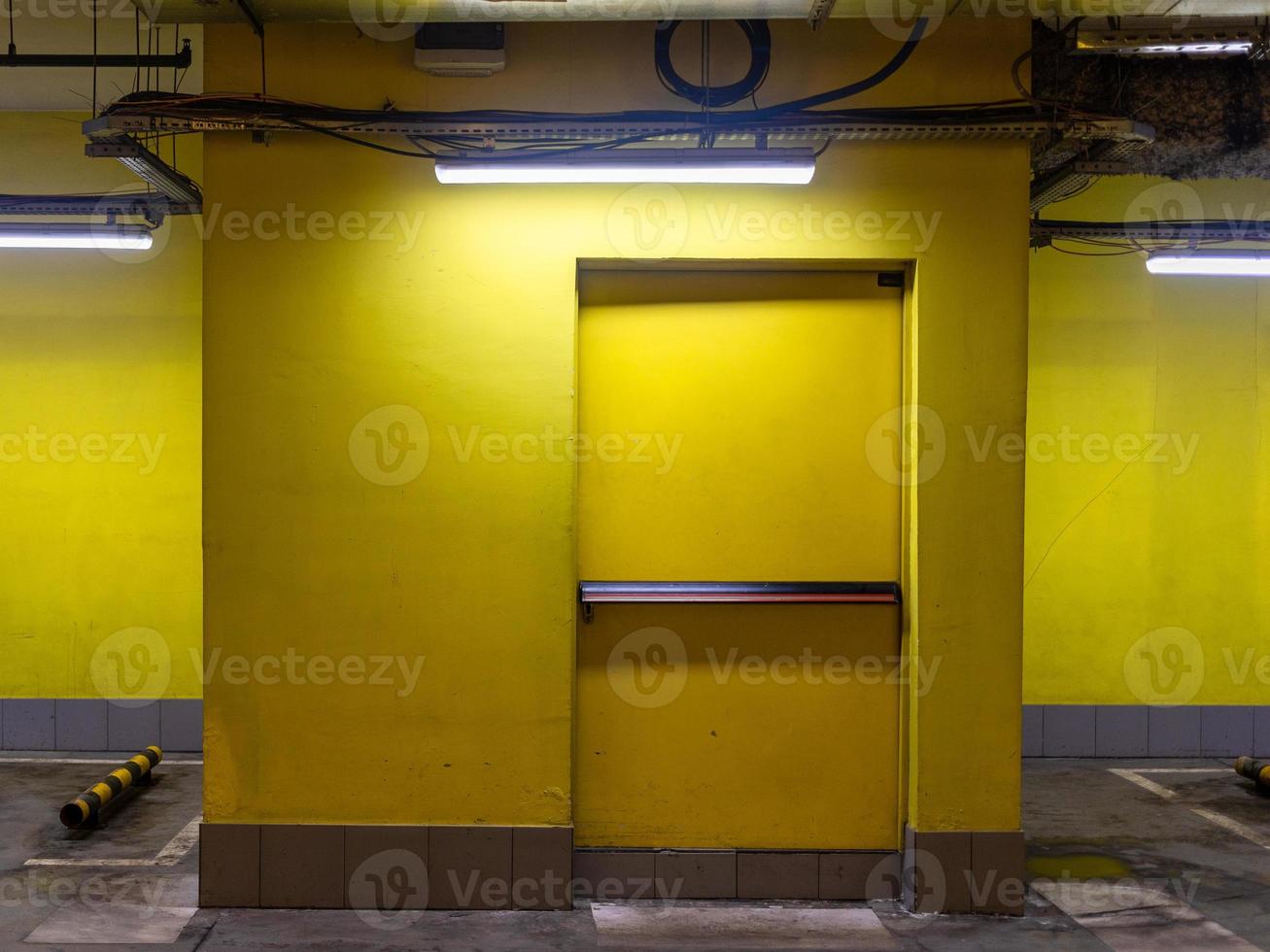 Gelb Tür von Ausfahrt von unter Tage Parkplatz foto