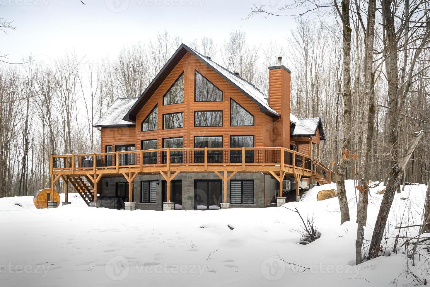 Winter Hütten im Fernbedienung Bereich Quebec, Kanada, Log Haus mit Sauna, Spa, Schlafzimmer, Schwimmbad, Leben Zimmer, Messing, Küche und Badezimmer foto