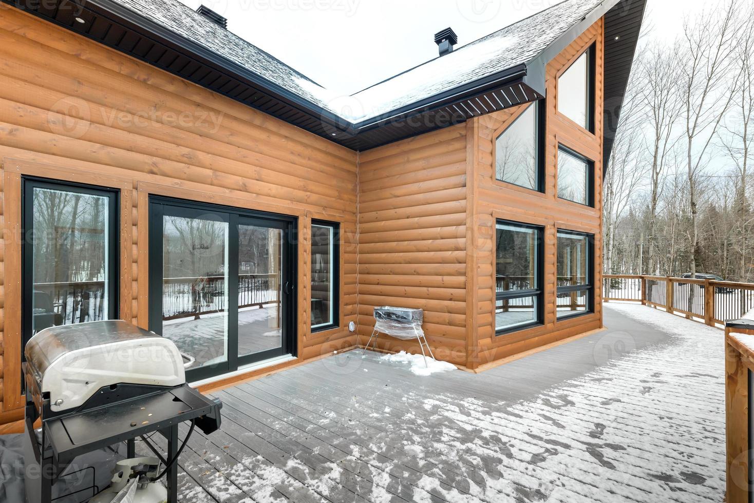 Winter Hütten im Fernbedienung Bereich Quebec, Kanada, Log Haus mit Sauna, Spa, Schlafzimmer, Schwimmbad, Leben Zimmer, Messing, Küche und Badezimmer foto