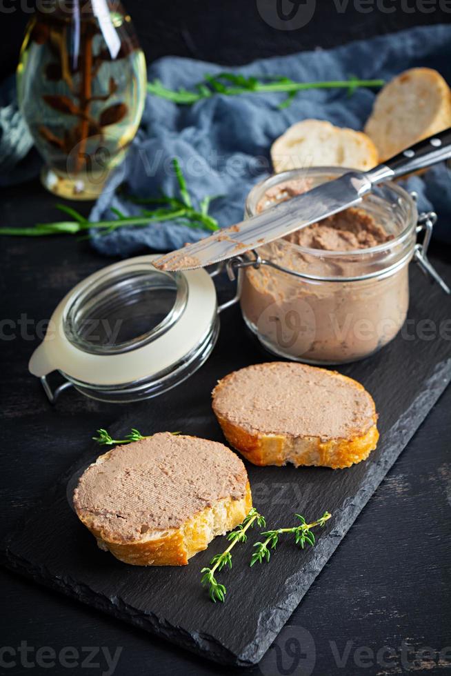 Sandwich mit Hühnerleberpastete auf dunklem Hintergrund foto