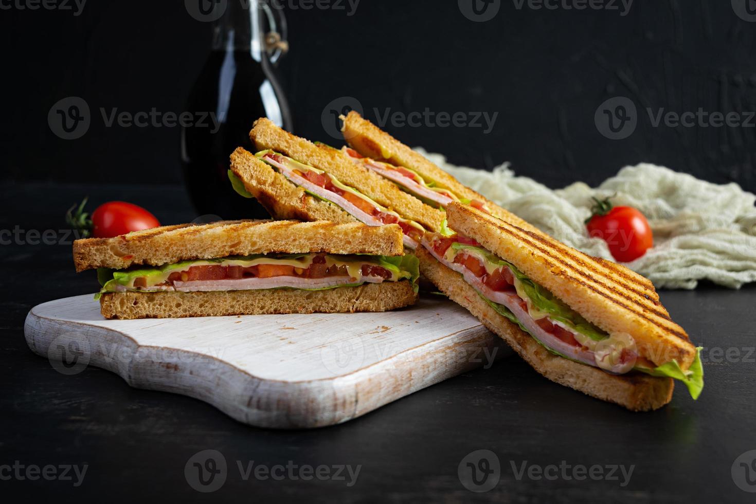 Verein Sandwich mit Schinken, Tomate, Grün und Käse. gegrillt Panini foto