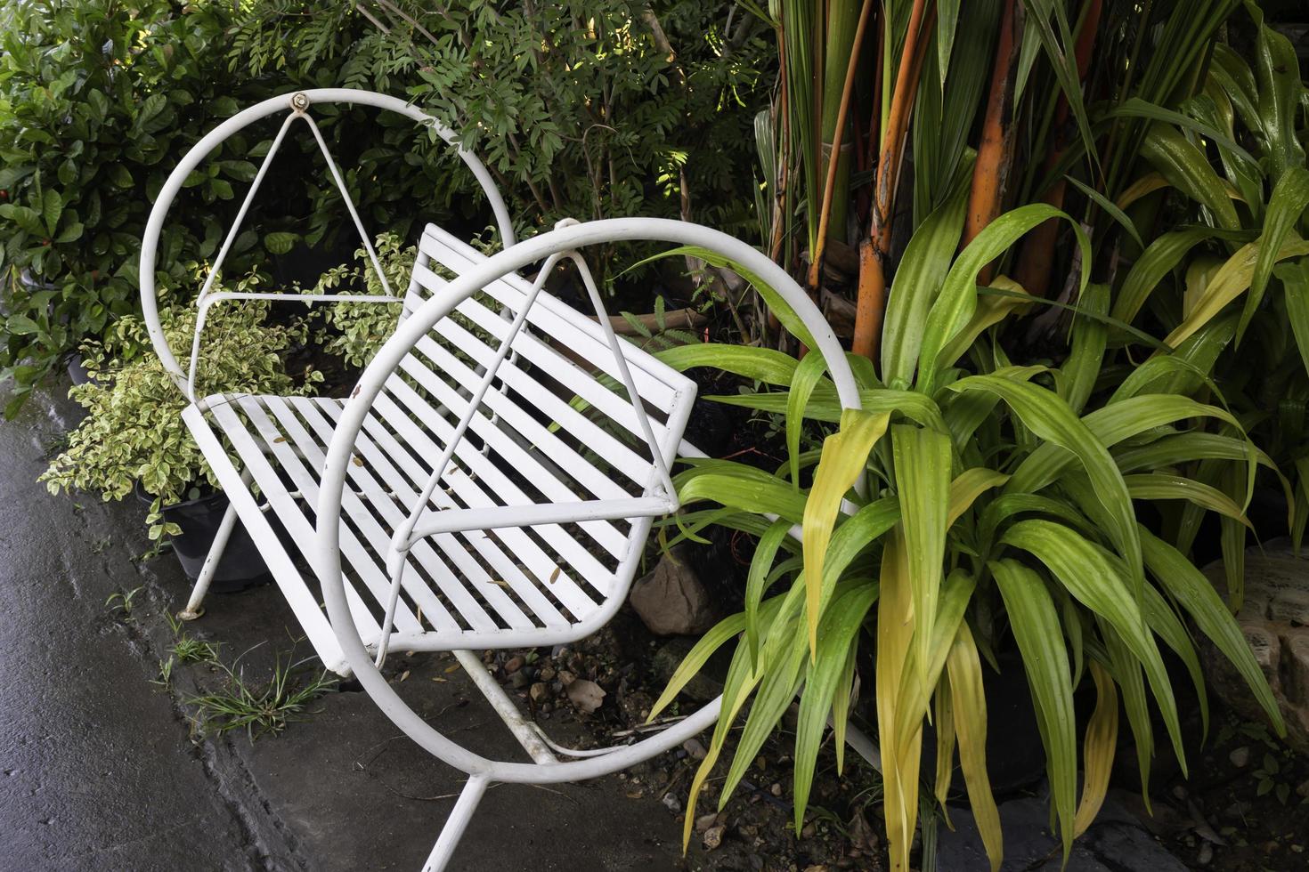 weißer Sitz im Freien im Garten foto