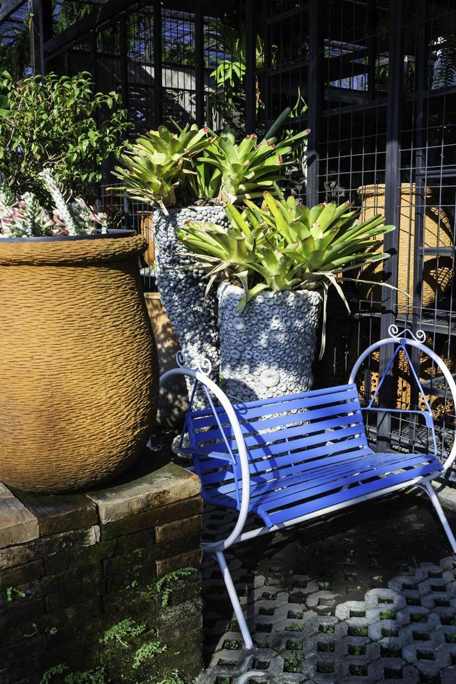 blauer Sitz im Freien im Garten foto