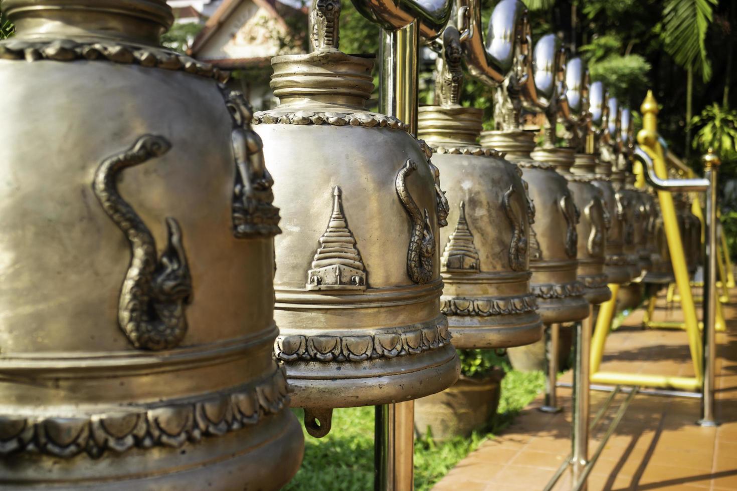 thailändische hängende Glocken in einem öffentlichen Tempel foto