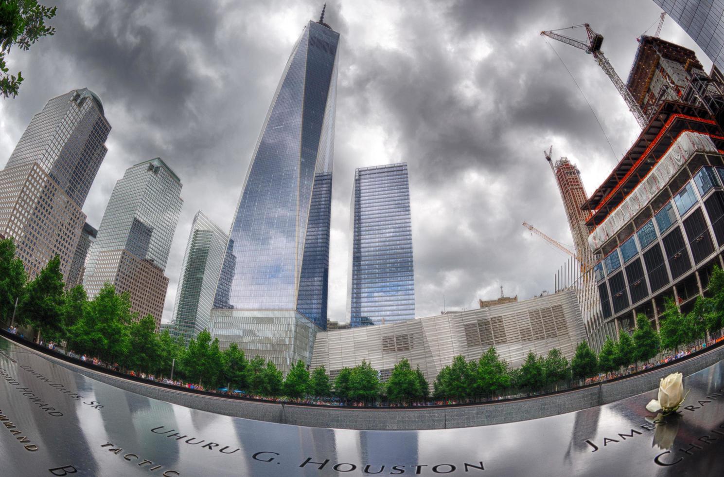 Neu York - - USA - - 13 Juni 2015 Menschen in der Nähe von Freiheit Turm und 9 11 foto