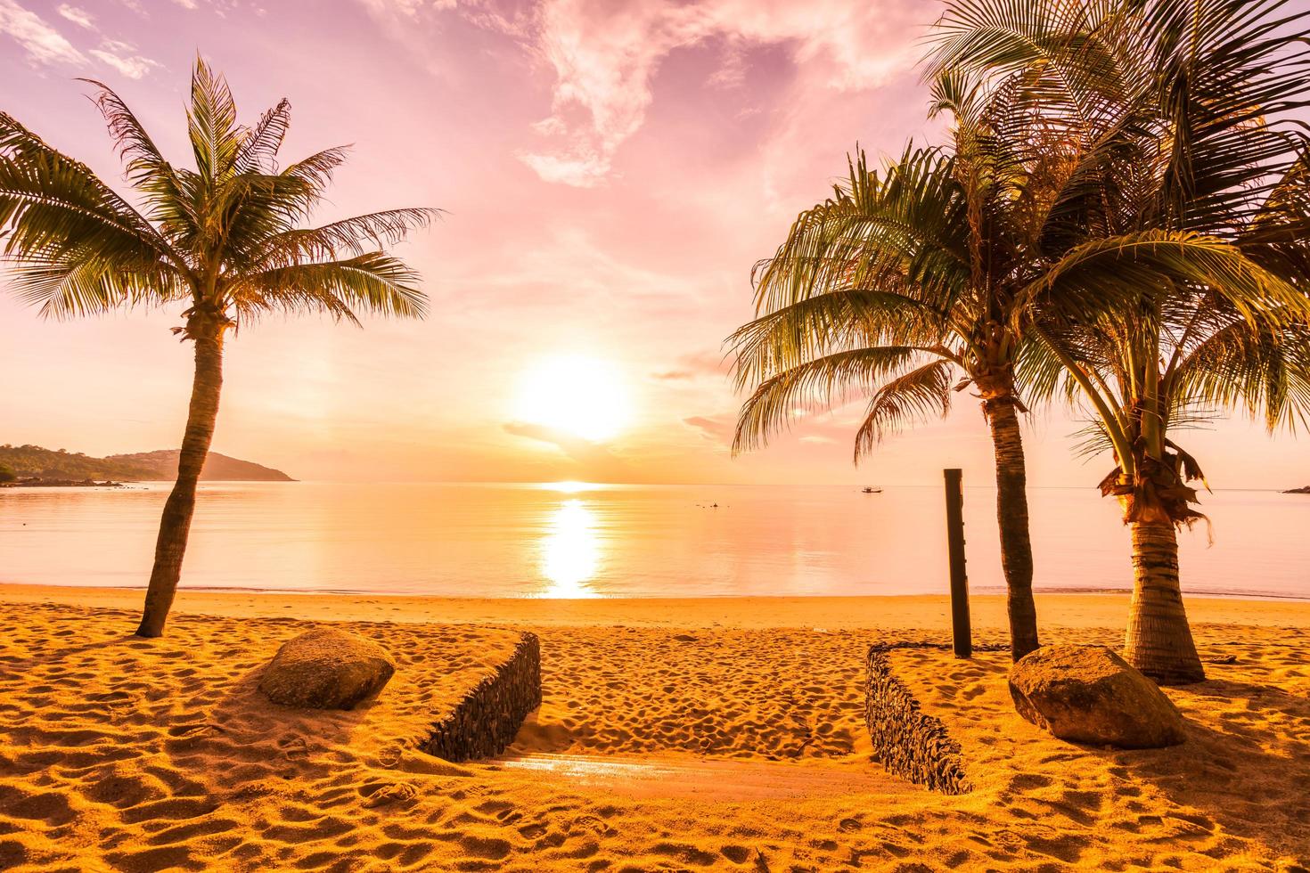 Sonnenuntergang am tropischen Strand foto