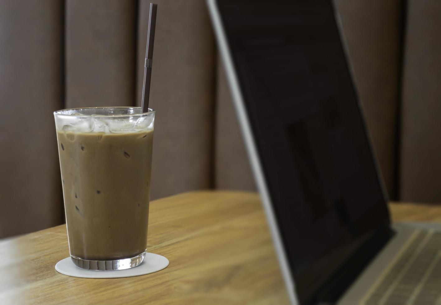 Eiskaffeegetränk auf Holztisch foto