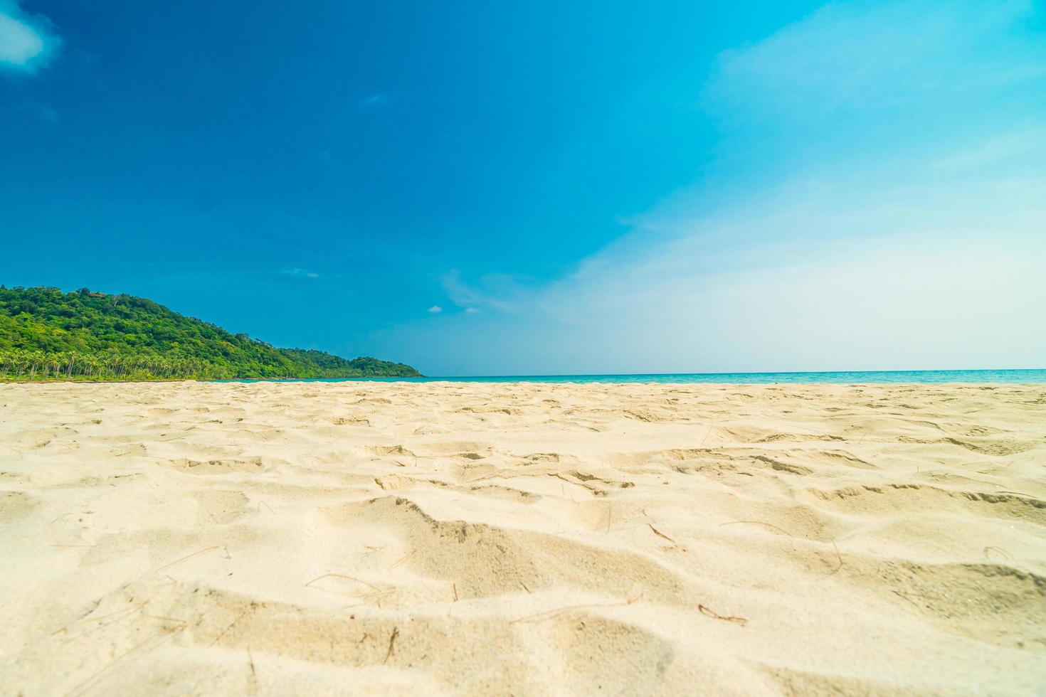 tropischer Strand auf einer paradiesischen Insel foto