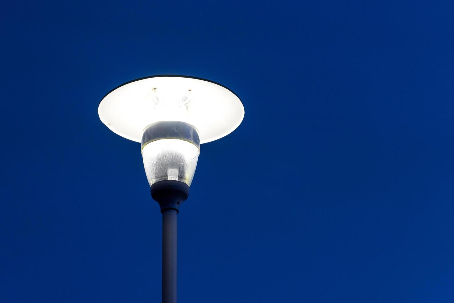 Straßenlaterne gegen den dunkelblauen Himmel foto