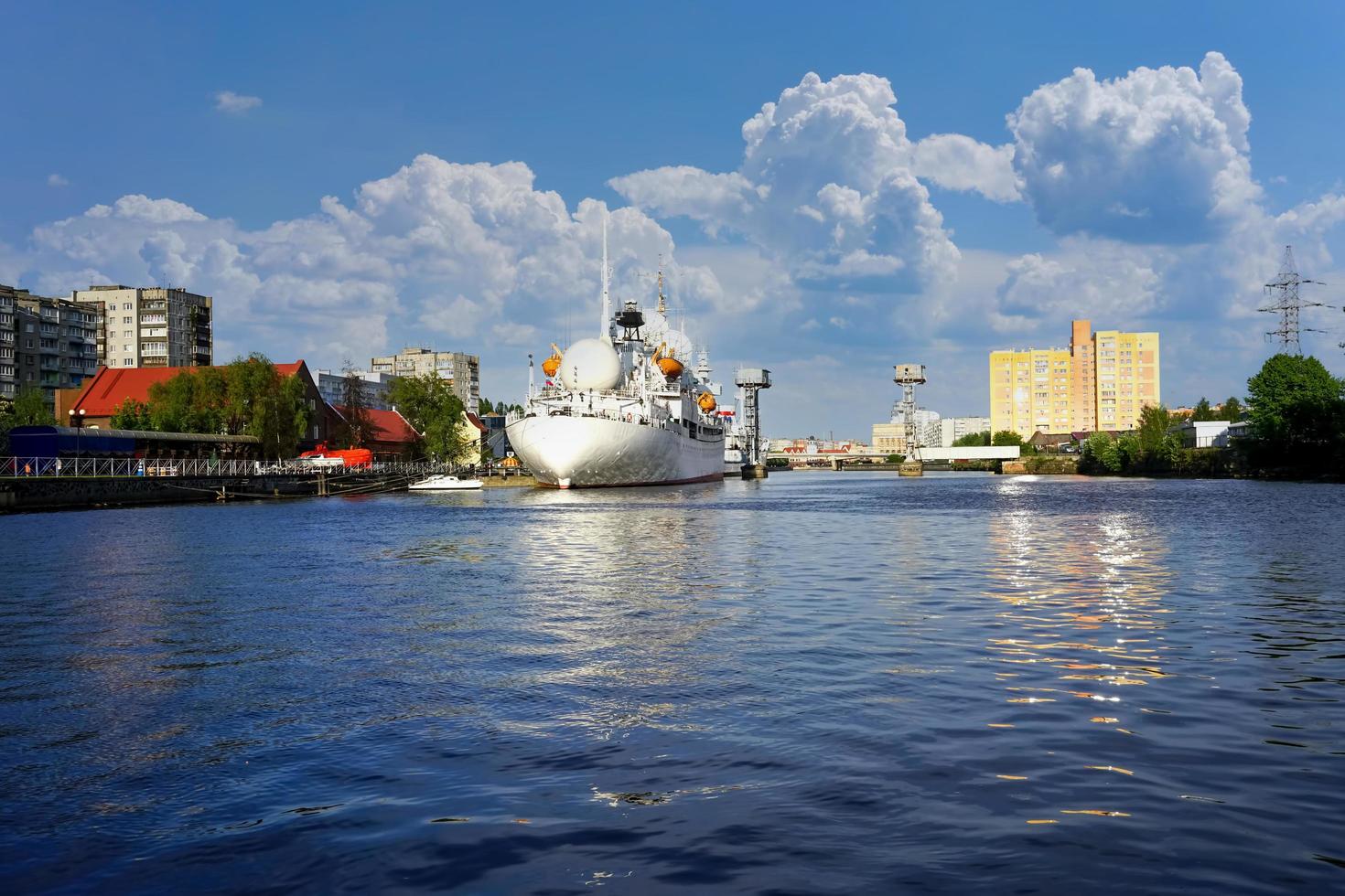 großes Schiff im Pregolya-Fluss mit bewölktem blauem Himmel in Kaliningrad, Russland foto