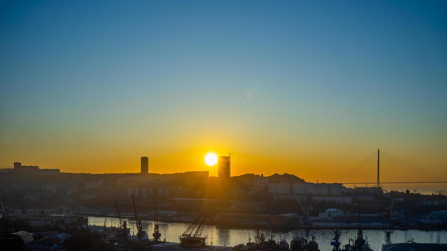 Stadtbild mit Sonnenaufgang in Wladiwostok, Russland foto