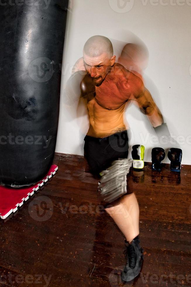 männlicher boxer europäisch beim training foto