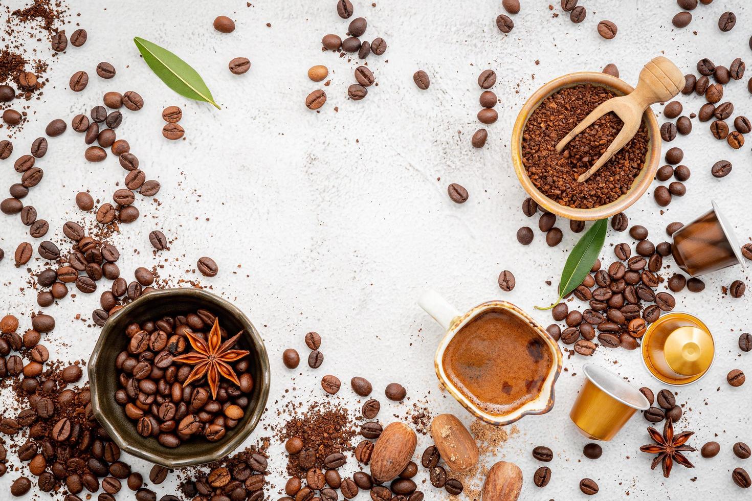 Kaffee und Gewürze auf grauem Hintergrund foto