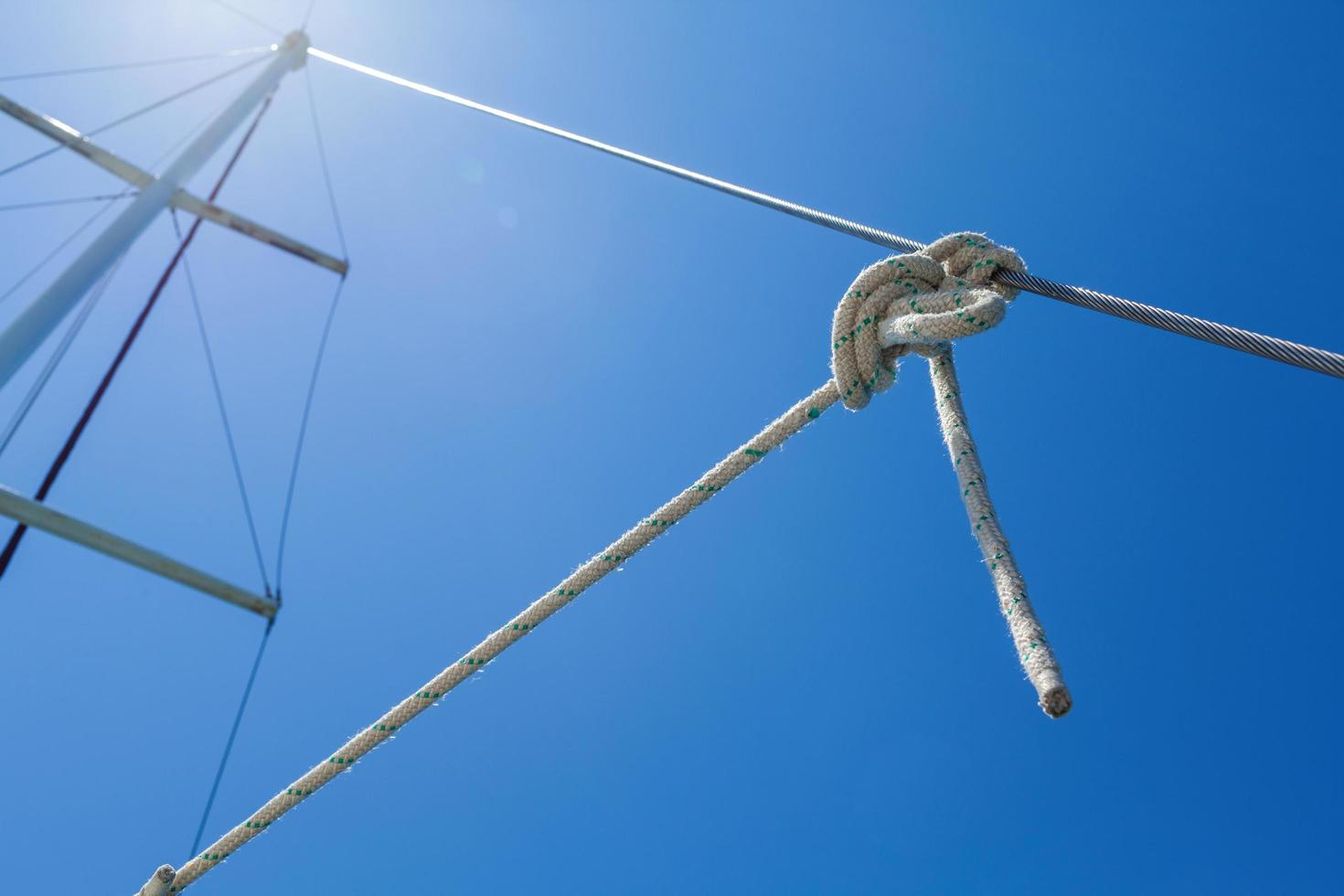 geknotetes Seil auf dem Schiff foto