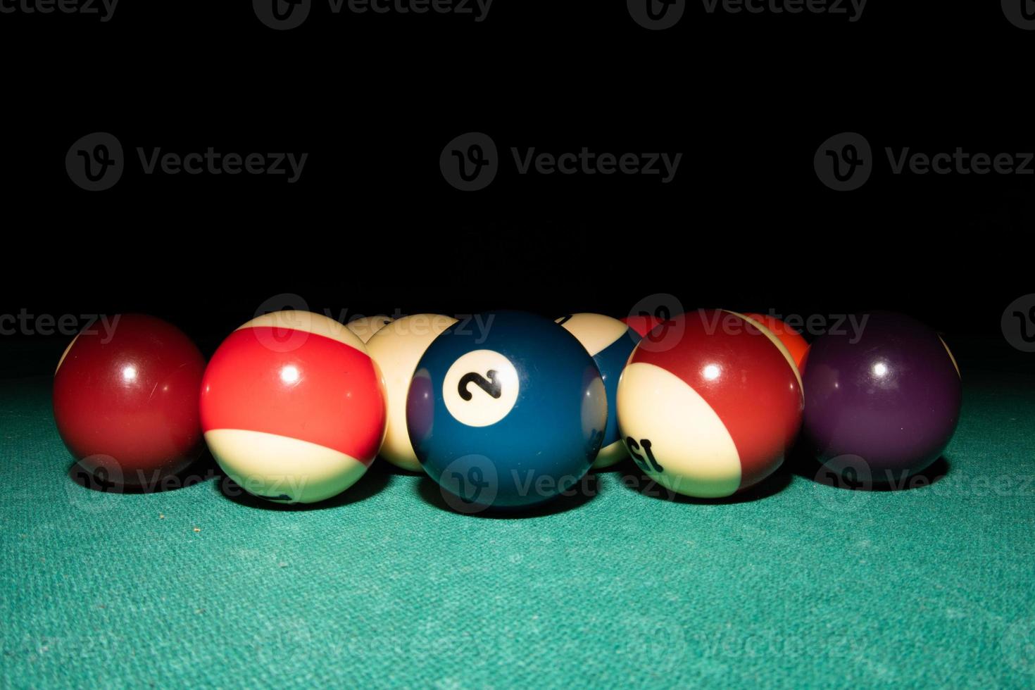 Pool-Billard-Tisch mit acht Bällen foto